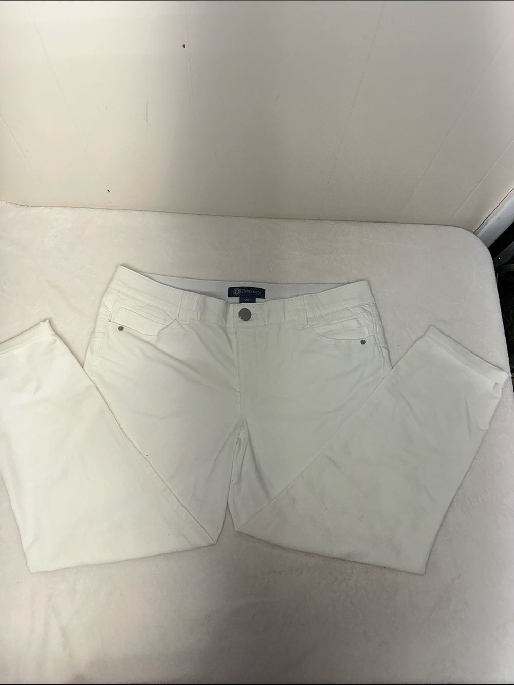 Democracy White Bermuda Shorts - Clean Casual Fit